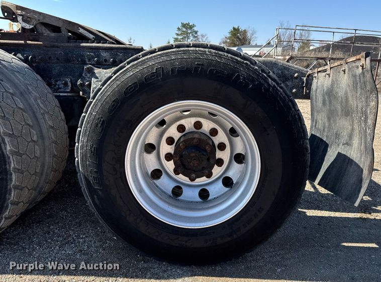 image for item EM3747 2002 Freightliner FLD112SD semi truck