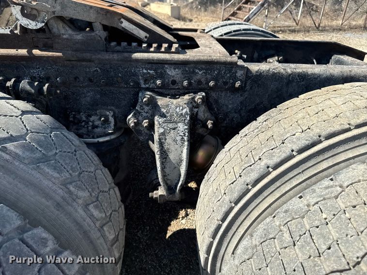 image for item EM3747 2002 Freightliner FLD112SD semi truck