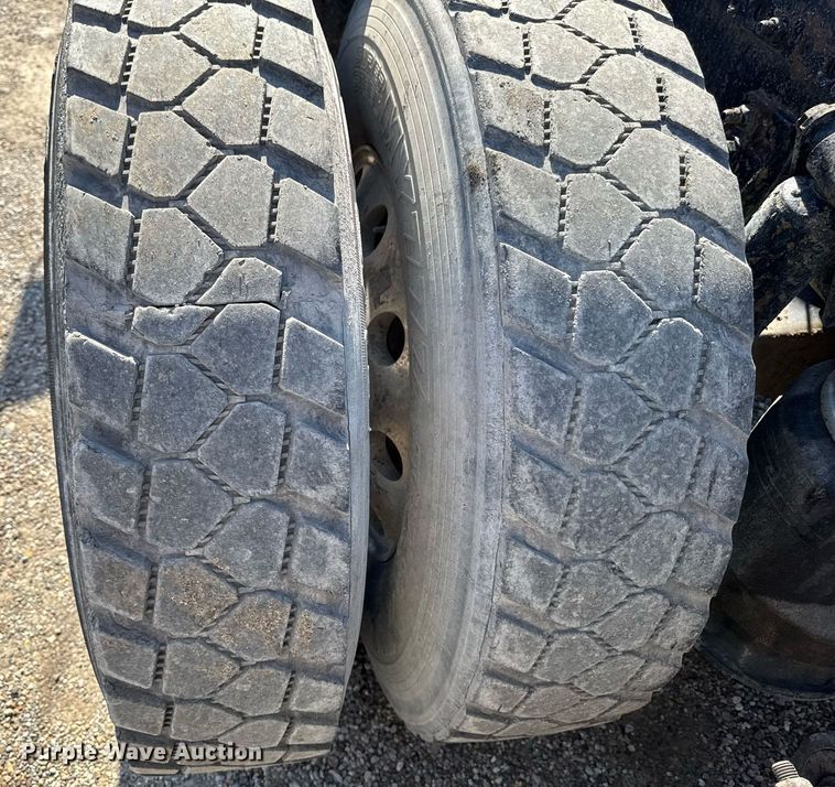 image for item EM3747 2002 Freightliner FLD112SD semi truck