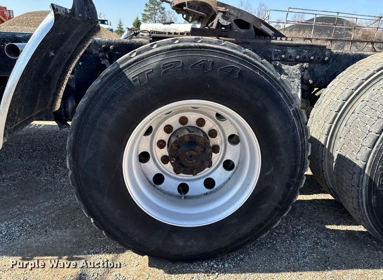 image for item EM3747 2002 Freightliner FLD112SD semi truck