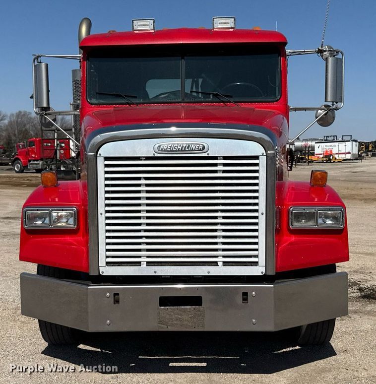 image for item EM3748 2002 Freightliner FLD112SD semi truck