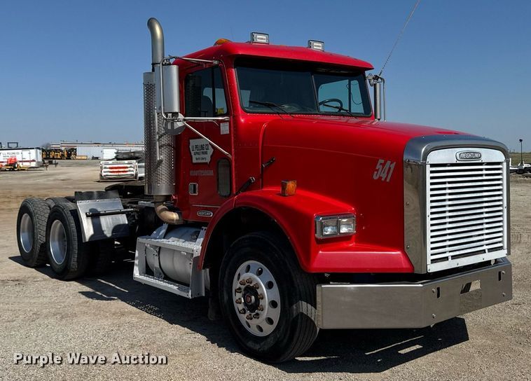 image for item EM3748 2002 Freightliner FLD112SD semi truck