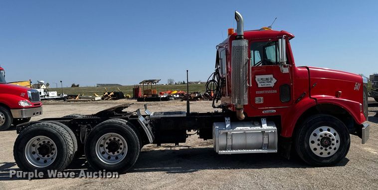 image for item EM3748 2002 Freightliner FLD112SD semi truck