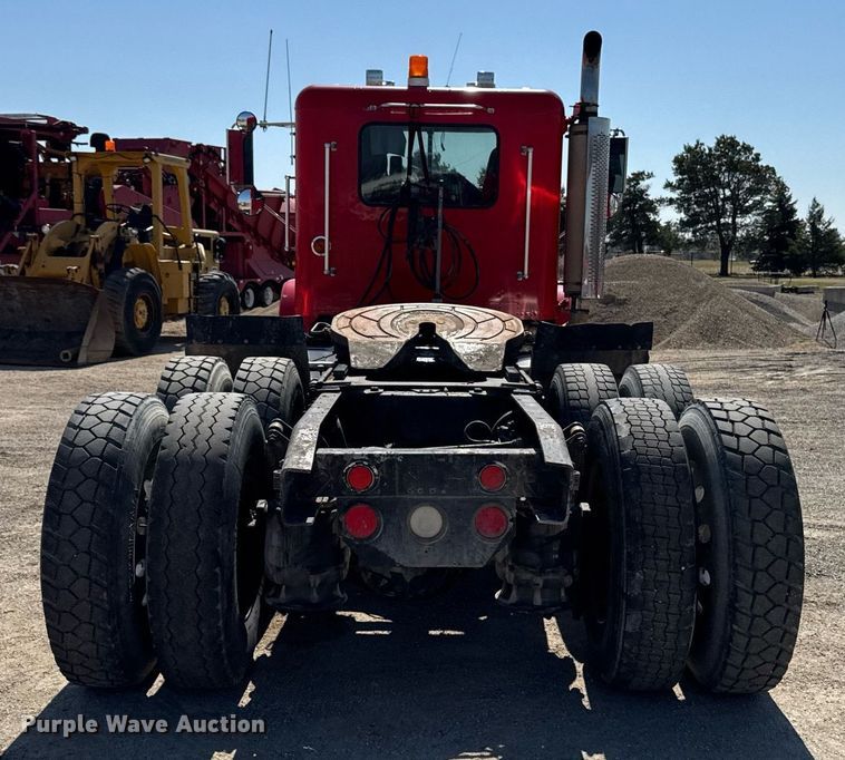 image for item EM3748 2002 Freightliner FLD112SD semi truck