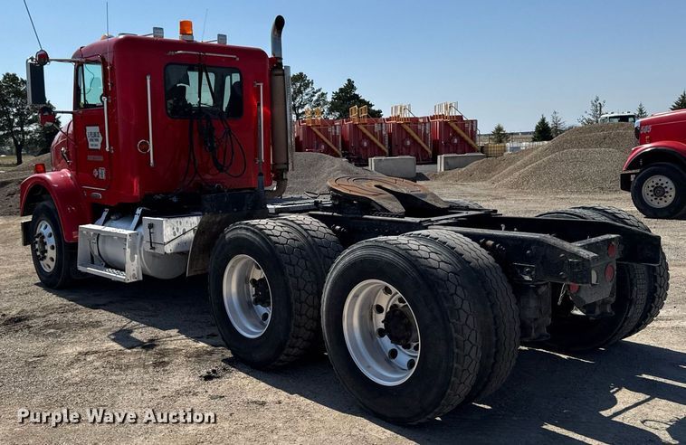 image for item EM3748 2002 Freightliner FLD112SD semi truck