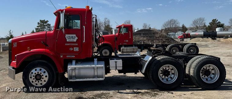 image for item EM3748 2002 Freightliner FLD112SD semi truck