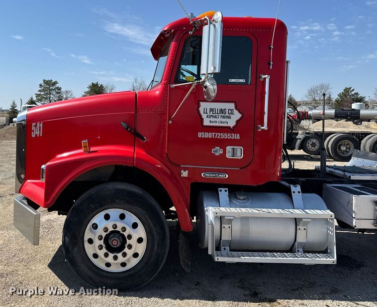 image for item EM3748 2002 Freightliner FLD112SD semi truck