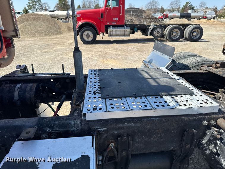 image for item EM3748 2002 Freightliner FLD112SD semi truck