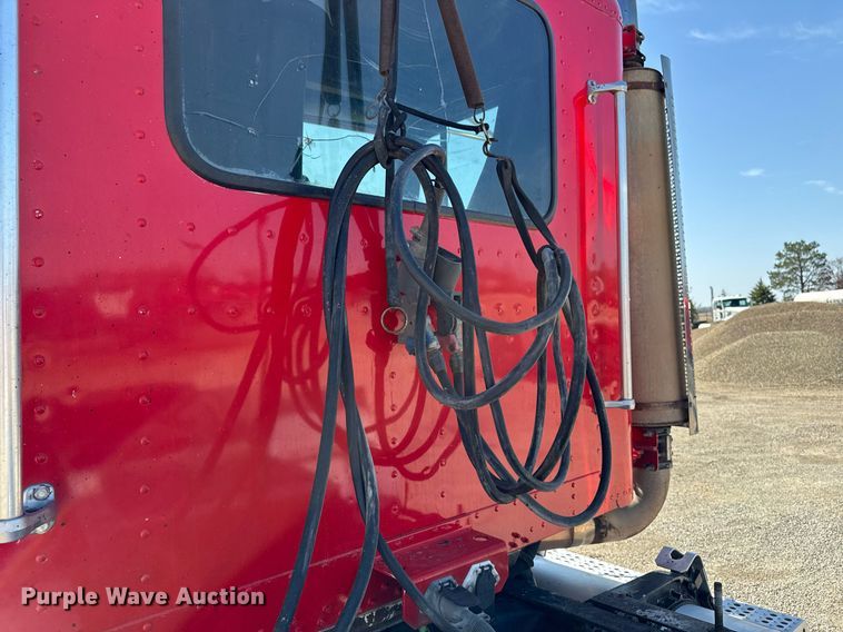 image for item EM3748 2002 Freightliner FLD112SD semi truck