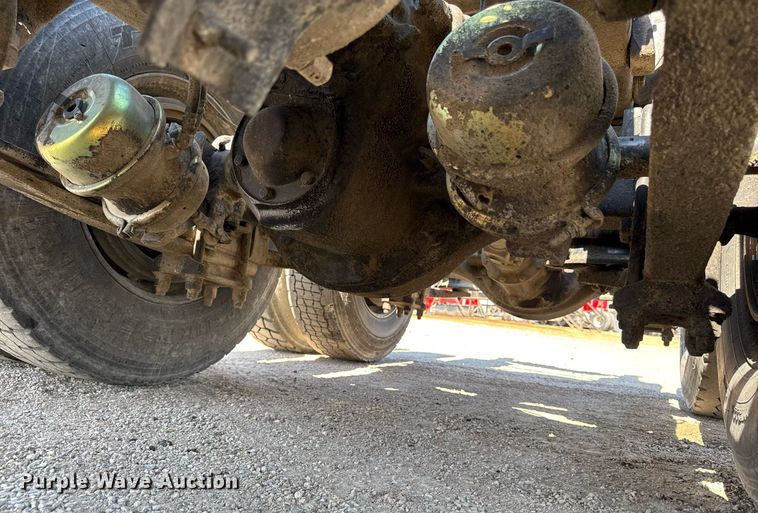 image for item EM3748 2002 Freightliner FLD112SD semi truck