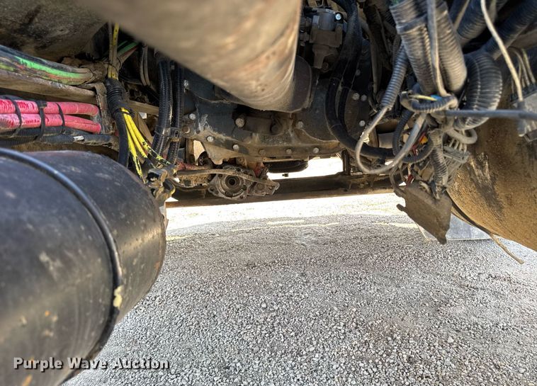 image for item EM3748 2002 Freightliner FLD112SD semi truck