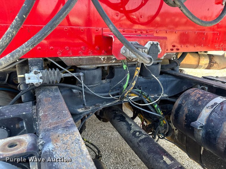 image for item EM3748 2002 Freightliner FLD112SD semi truck