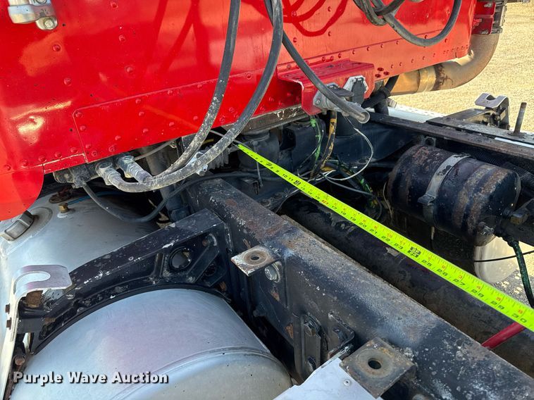 image for item EM3748 2002 Freightliner FLD112SD semi truck