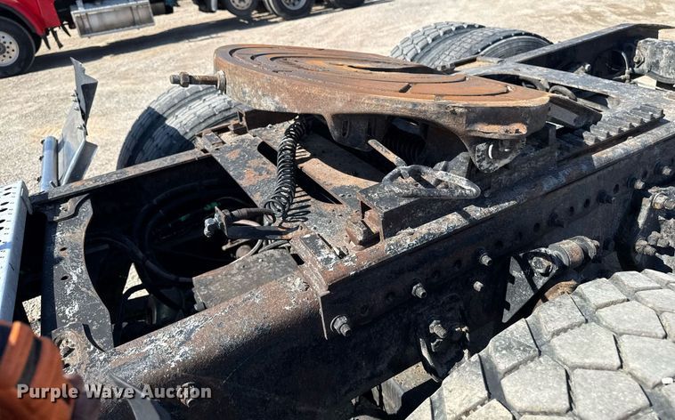 image for item EM3748 2002 Freightliner FLD112SD semi truck