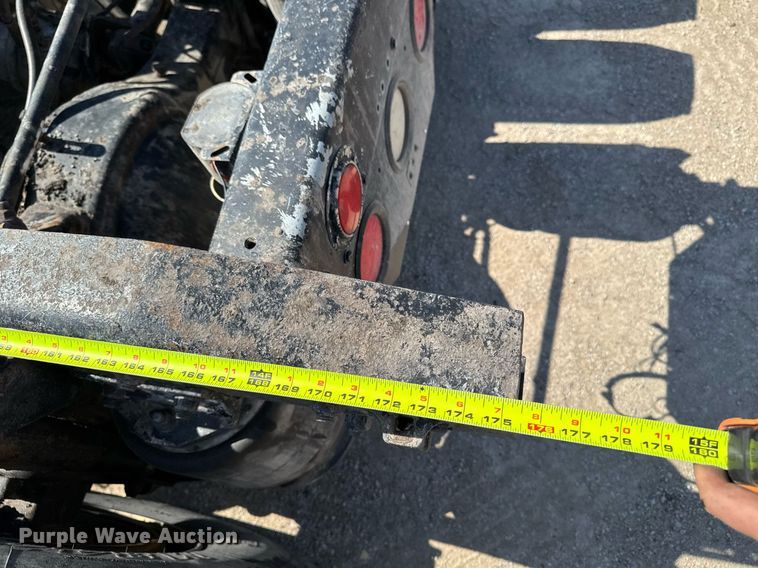 image for item EM3748 2002 Freightliner FLD112SD semi truck