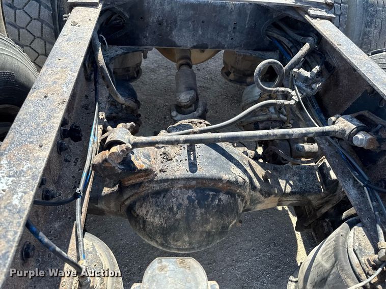 image for item EM3748 2002 Freightliner FLD112SD semi truck