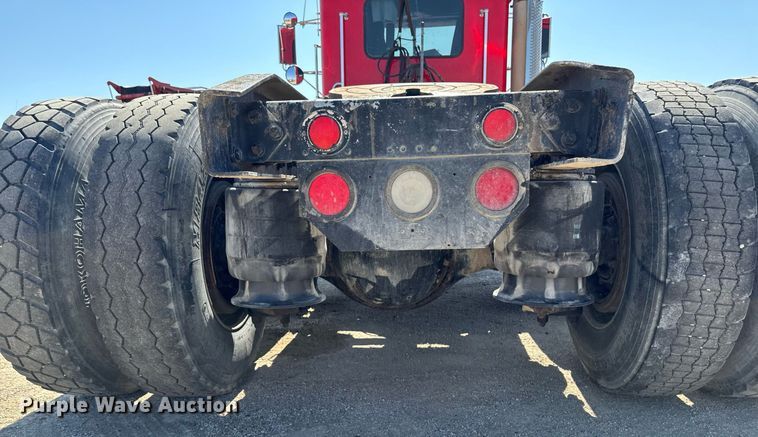 image for item EM3748 2002 Freightliner FLD112SD semi truck