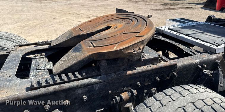 image for item EM3748 2002 Freightliner FLD112SD semi truck