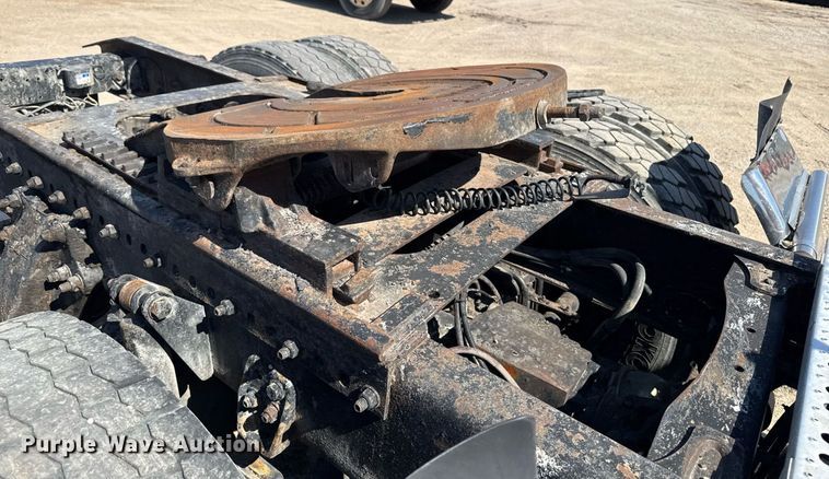 image for item EM3748 2002 Freightliner FLD112SD semi truck