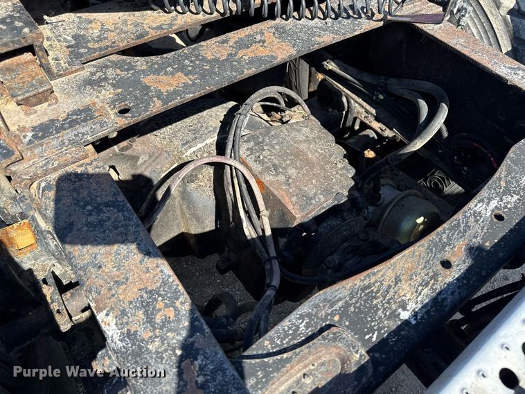 image for item EM3748 2002 Freightliner FLD112SD semi truck