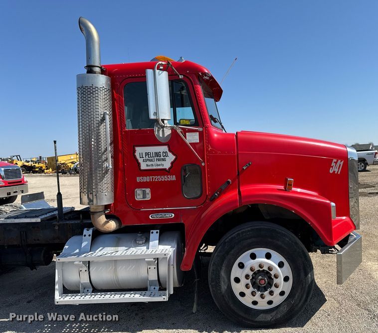 image for item EM3748 2002 Freightliner FLD112SD semi truck