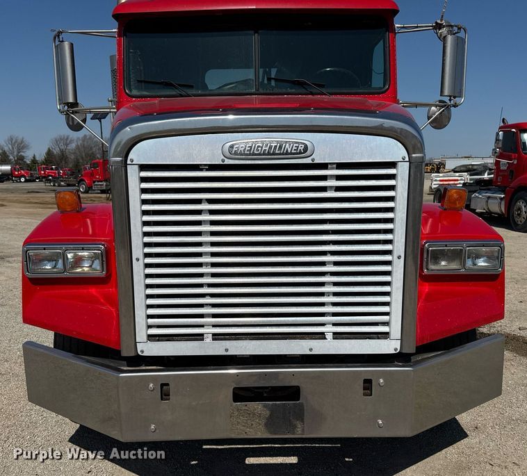 image for item EM3748 2002 Freightliner FLD112SD semi truck