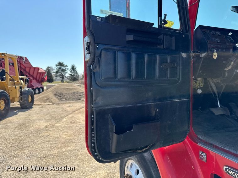 image for item EM3748 2002 Freightliner FLD112SD semi truck