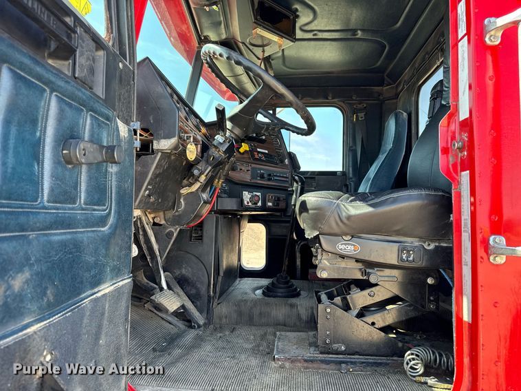 image for item EM3748 2002 Freightliner FLD112SD semi truck