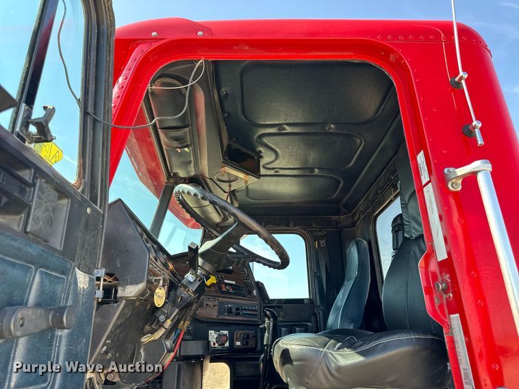 image for item EM3748 2002 Freightliner FLD112SD semi truck