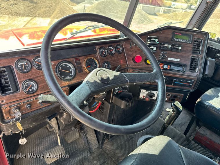 image for item EM3748 2002 Freightliner FLD112SD semi truck