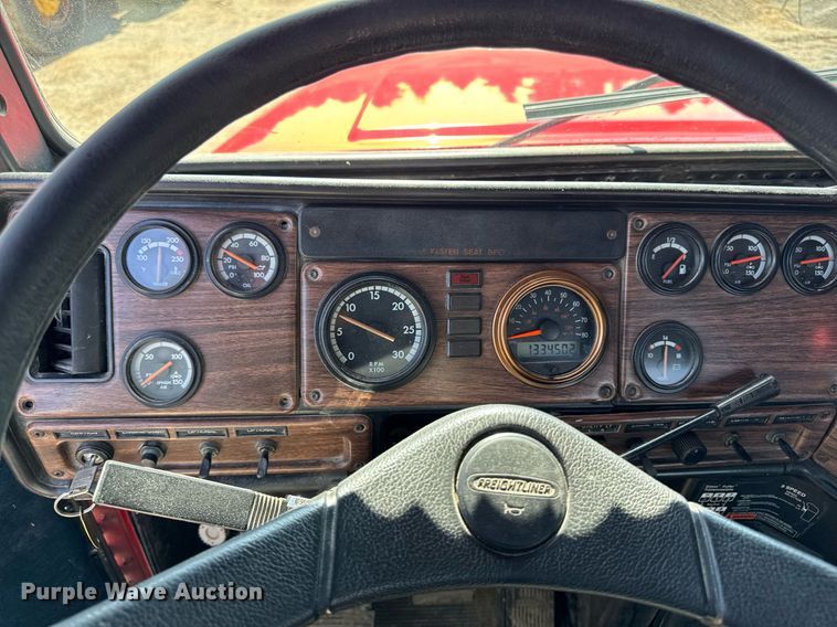 image for item EM3748 2002 Freightliner FLD112SD semi truck