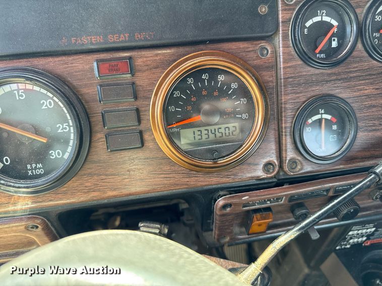 image for item EM3748 2002 Freightliner FLD112SD semi truck