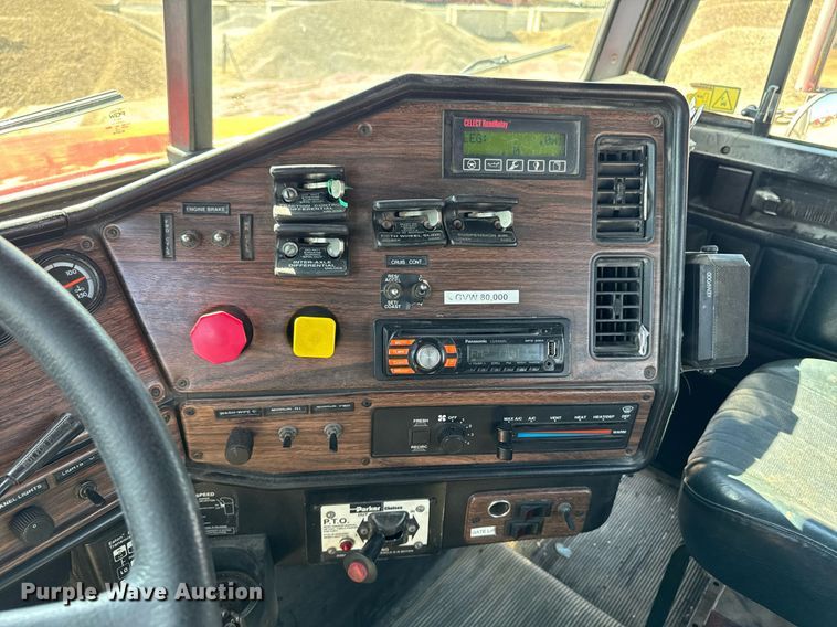 image for item EM3748 2002 Freightliner FLD112SD semi truck