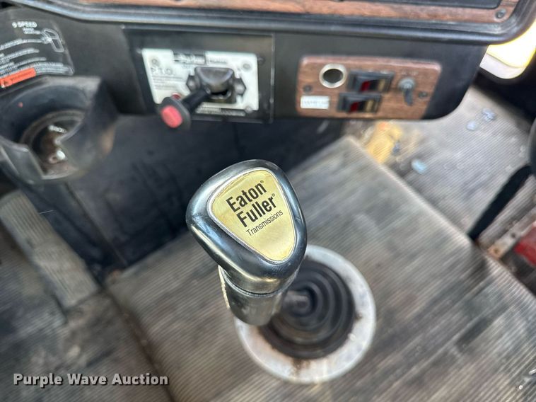 image for item EM3748 2002 Freightliner FLD112SD semi truck