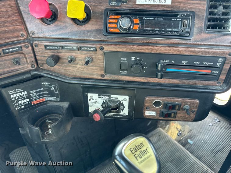 image for item EM3748 2002 Freightliner FLD112SD semi truck