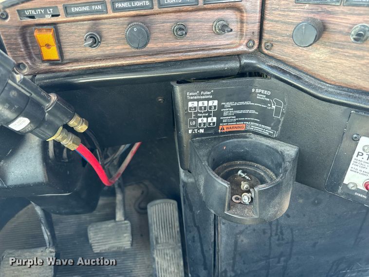 image for item EM3748 2002 Freightliner FLD112SD semi truck