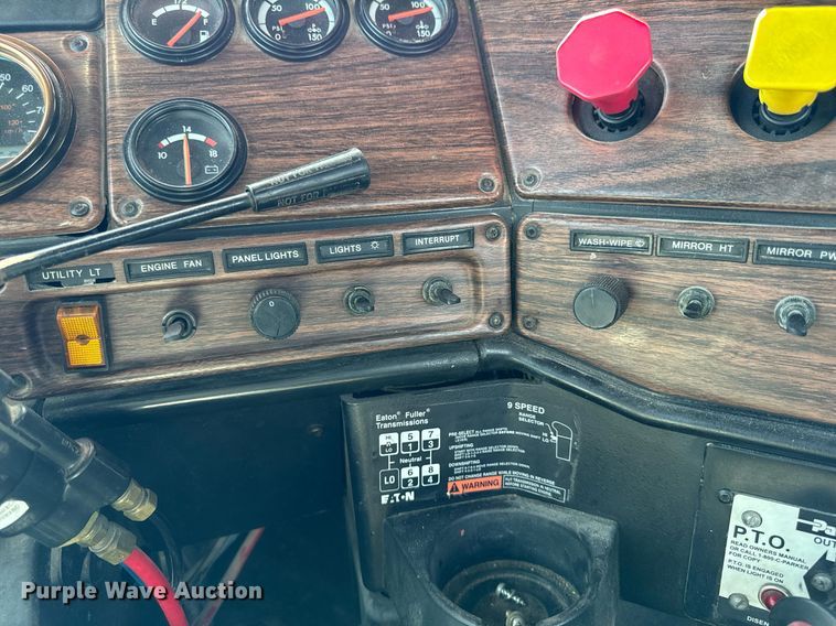 image for item EM3748 2002 Freightliner FLD112SD semi truck