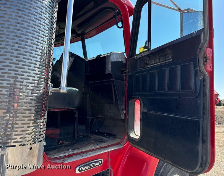 image for item EM3748 2002 Freightliner FLD112SD semi truck