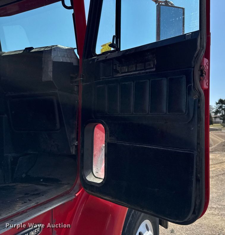 image for item EM3748 2002 Freightliner FLD112SD semi truck