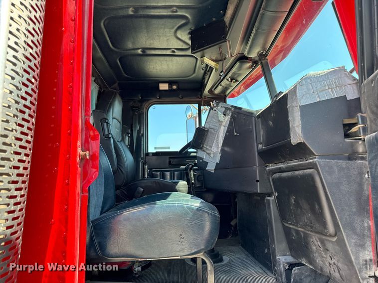 image for item EM3748 2002 Freightliner FLD112SD semi truck