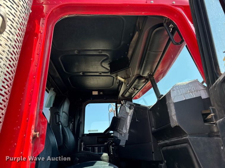 image for item EM3748 2002 Freightliner FLD112SD semi truck