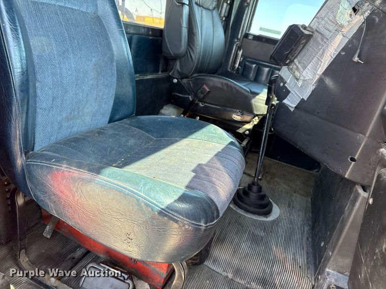 image for item EM3748 2002 Freightliner FLD112SD semi truck