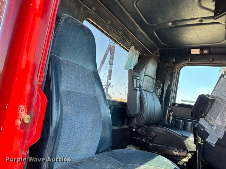 image for item EM3748 2002 Freightliner FLD112SD semi truck