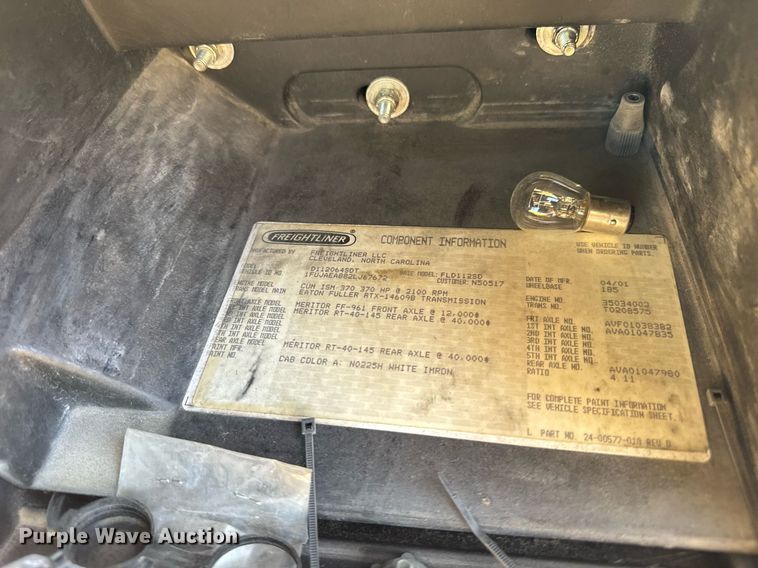 image for item EM3748 2002 Freightliner FLD112SD semi truck