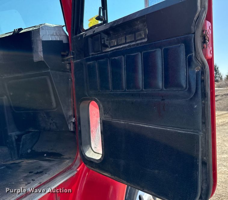 image for item EM3748 2002 Freightliner FLD112SD semi truck