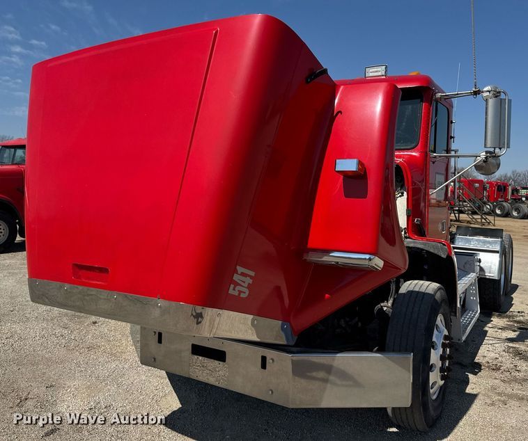 image for item EM3748 2002 Freightliner FLD112SD semi truck