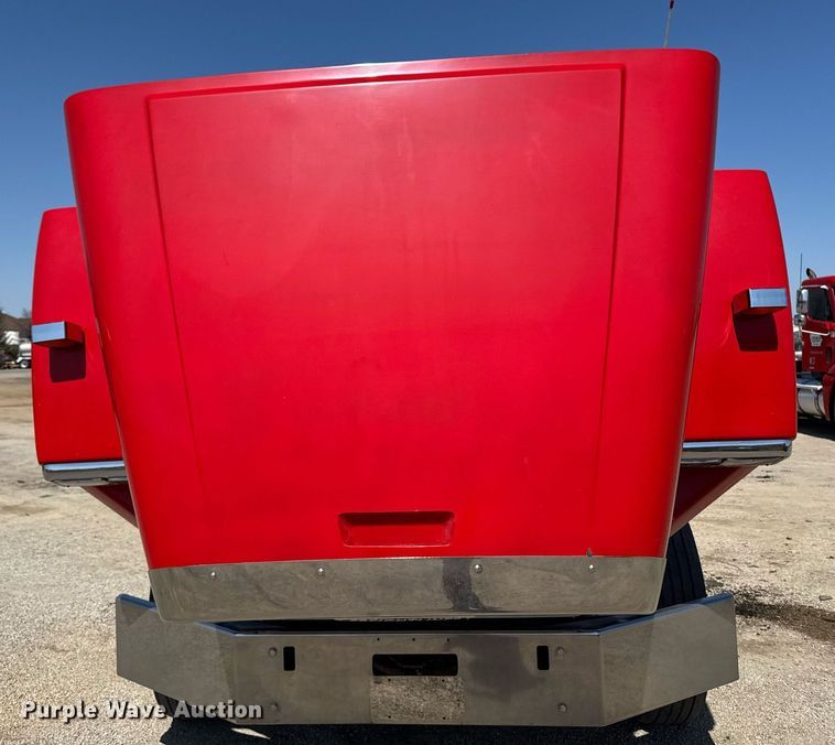 image for item EM3748 2002 Freightliner FLD112SD semi truck