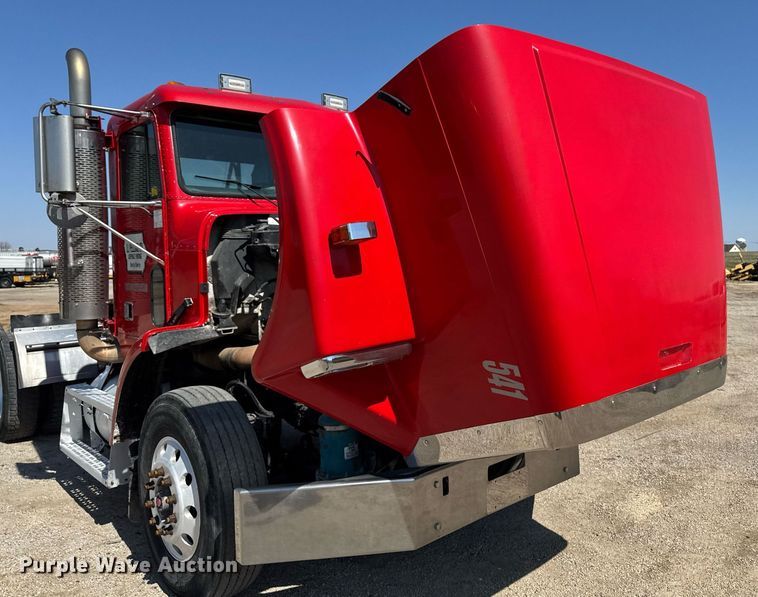 image for item EM3748 2002 Freightliner FLD112SD semi truck