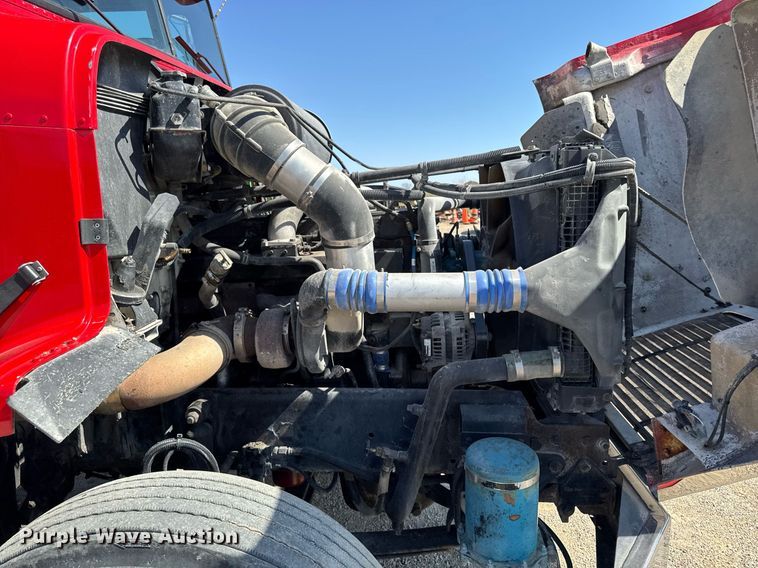 image for item EM3748 2002 Freightliner FLD112SD semi truck