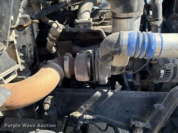 image for item EM3748 2002 Freightliner FLD112SD semi truck